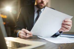 وکیل ملکی درحال مطالعه